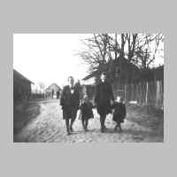 022-0273 Ein Sonntags-Spaziergang auf der kleinen Seite. Von links Gertrud Kristan, geb. Wittke mit Tochter Ulla, Herta Luschnat  mit Sohn Gerd..jpg